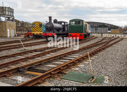 Zwei alte Lokomotionen vor dem Locomotion, National Railway Museum, Shildon, Co. Durham, England, Großbritannien Stockfoto