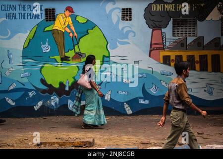 Westbengalen, Indien. 21. Februar 2023. Menschen gehen an einer bemalten Wand vorbei, die Verschmutzung durch Plastik und Luftverschmutzung in Kalkutta darstellt. (Kreditbild: © Sudipta das/Pacific Press via ZUMA Press Wire) NUR REDAKTIONELLE VERWENDUNG! Nicht für den kommerziellen GEBRAUCH! Stockfoto