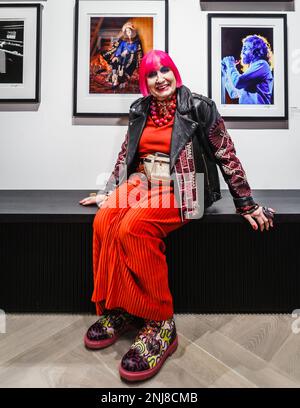 Die berühmte britische Designerin Dame Zandra Rhodes bei der Startparty der Ausstellung „Roll over Beethoven“ in der berühmten Bildergalerie in Piccadilly. Stockfoto