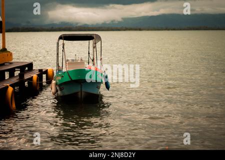 Dock und Boot in Rio Dulce, Izabal, Guatemala Stockfoto