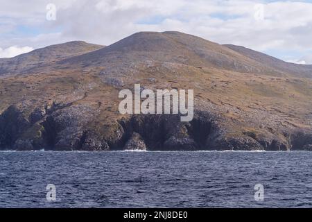 Windgepeitschte Hügel und Klippen auf der Insel Hornos in Chile in der Nähe von Cape Horn Stockfoto