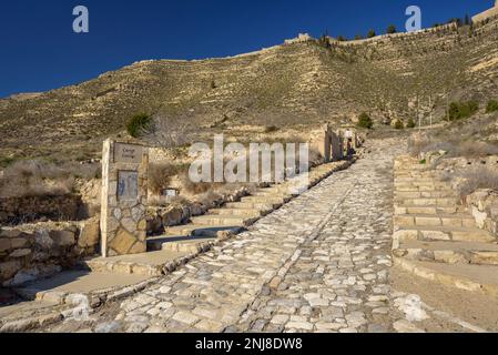 Überreste der Altstadt von Mequinenza, die nach dem Bau des Ribarroja-Reservoirs zerstört wurden. Im Hintergrund befindet sich die Burg von Mequinenza, Aragon Stockfoto