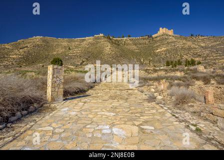 Überreste der Altstadt von Mequinenza, die nach dem Bau des Ribarroja-Reservoirs zerstört wurden. Im Hintergrund befindet sich die Burg von Mequinenza, Aragon Stockfoto