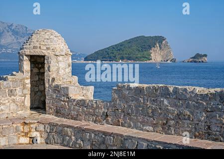 Turm an der venezianischen Stadtmauer von Budua in der mittelalterlichen Stadt Budva entlang der Adria, Montenegro Stockfoto