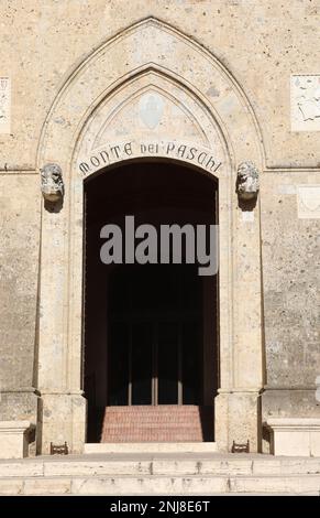 Siena, SI, Italien - 20. Februar 2023: Tür des Hauptquartiers der italienischen Bank namens MONTE DEI PASCHI DI SIENA Stockfoto