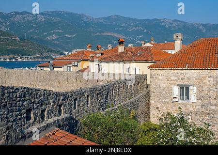 Venezianische Stadtmauern von Budua in der mittelalterlichen Stadt Budva entlang der Adria, Montenegro Stockfoto