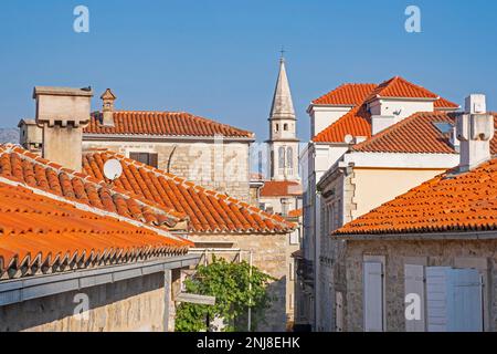 Häuser in der venezianischen Altstadt Budua in der mittelalterlichen Stadt Budva entlang der Adria, Montenegro Stockfoto