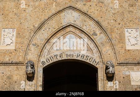 Siena, SI, Italien – 20. Februar 2023: Sitz der Bank MONTE DEI PASCHI DI SIENA in der Toskana Stockfoto