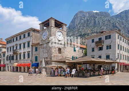 Uhrenturm aus dem 17. Jahrhundert auf dem Arms Square, Hauptplatz in der venezianischen Altstadt von Kotor, Südwesten Montenegros Stockfoto