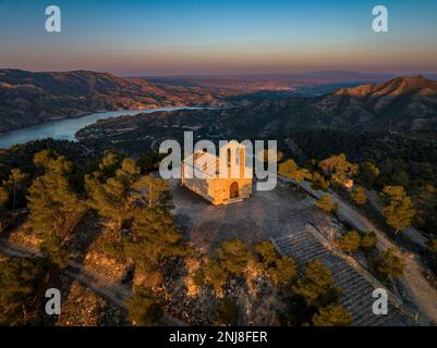Santa Magdalena de Berrús romaneske Eremitage, 1962 von der Altstadt von Berrús auf einen nahe gelegenen Gipfel aufgrund des Baus der Riba-roja verlegt Stockfoto