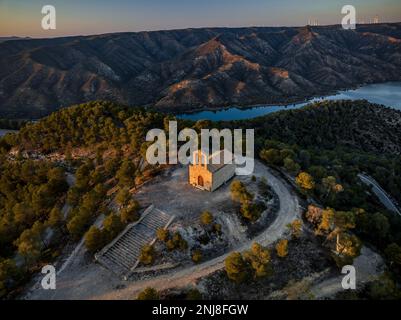 Santa Magdalena de Berrús romaneske Eremitage, 1962 von der Altstadt von Berrús auf einen nahe gelegenen Gipfel aufgrund des Baus der Riba-roja verlegt Stockfoto