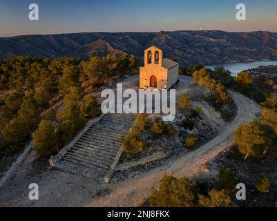 Santa Magdalena de Berrús romaneske Eremitage, 1962 von der Altstadt von Berrús auf einen nahe gelegenen Gipfel aufgrund des Baus der Riba-roja verlegt Stockfoto