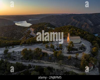 Santa Magdalena de Berrús romaneske Eremitage, 1962 von der Altstadt von Berrús auf einen nahe gelegenen Gipfel aufgrund des Baus der Riba-roja verlegt Stockfoto
