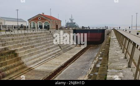 Dique de Gamazo Trockendock mit dem P-71 Serviola Spanische Navy Patrouillenboot in der Ferne Santander Cantabria Spanien Stockfoto