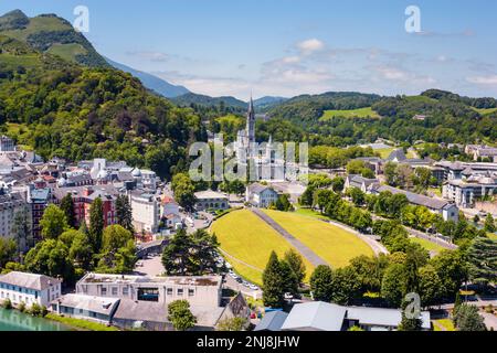 Blick auf die Stadt Lourdes - das Heiligtum unserer Lieben Frau von Lourdes, das Departement Hautes-Pyrenäen in der Region Occitanie im Südwesten Frankreichs Stockfoto