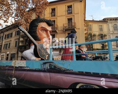 VERONA, ITALIEN-FEBRUAR 2023: Wagenparade und Maskenparade während des Karnevals der Stadt Verona im Februar 2023 Stockfoto