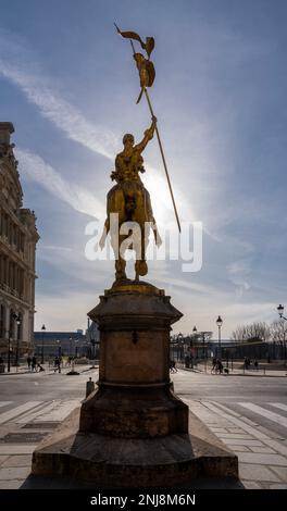Paris - Frankreich, Frankreich - 02 21 2023: Die Statue der Johanna des Arc Paris vom Platz der Pyramiden im Hintergrund Stockfoto