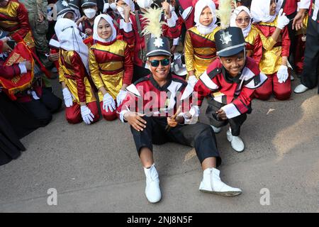 Mitglieder einer lokalen Schulband versammeln sich am 6. August 2022 im Taman Tani Merdeka Park, Martapura, Süd-Sumatra, Indonesien, zu einem Foto nach einer Gemeindeaufführung der Tropic Lightning Brass Band der 25. Infantry Division im Rahmen von Super Garuda Shield 2022. Super Garuda Shield 2022, ein Teil von Operation Pathways und eine langjährige jährliche, bilaterale Militärübung zwischen den USA Militär und indonesische Nationalarmee, verstärkt die Verpflichtungen der USA gegenüber unseren Verbündeten und regionalen Partnern, die gemeinsame Bereitschaft und die Interoperabilität, um gemeinsam zu kämpfen und zu gewinnen. Stockfoto