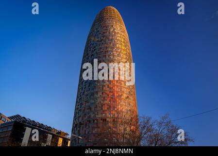 Torre Glòries (ehemals Agbar) bei Sonnenuntergang, vom Plaza de les Glòries (Barcelona, Katalonien, Spanien) aus gesehen ESP: Torre Glòries (antes Agbar) BCN Stockfoto