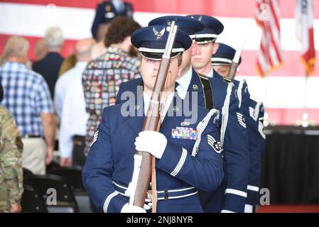 USA Air National Guard Airmen der 185. Air Tanken Wing Wing Wing Wing Honor Guard marschieren während einer Zeremonie zur Befehlsänderung im 185. Air Tanken Flügel in Sioux City, Iowa, 6. August 2022 von der Bühne weg. USA Oberst Sonya L. Morrison der Luftwaffe ersetzt Oberst Mark A. Muckey als Kommandanten. Stockfoto