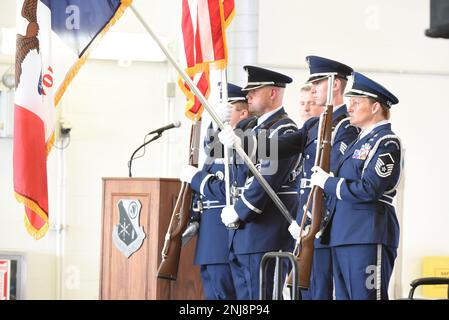 USA Air National Guard Airmen der 185. Air Tanken Wing Wing Base Honor Guard präsentieren die Farben während einer Zeremonie zur Befehlsänderung im 185. Air Tanken Flügel in Sioux City, Iowa, 6. August 2022. USA Oberst Sonya L. Morrison der Luftwaffe ersetzt Oberst Mark A. Muckey als Kommandanten. Stockfoto