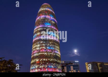 Torre Glòries (ehemals Agbar), beleuchtet bei Nacht während des Festivals Llum BCN 2023 und des Vollmondes (Barcelona, Katalonien, Spanien) Stockfoto