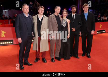 Berlin, Deutschland. 22. Februar 2023. Die Schauspieler Matthias Brandt (l-r), Thomas Schubert, Christian Petzold, Regisseur und Drehbuchautor, und die Schauspieler Paula Beer, Langston Uibel und Enno Trebs kommen auf dem roten Teppich zur Premiere des Films „Roter Himmel“ („Afire“) an, der im Wettbewerb der Berlinale steht. Das Internationale Filmfestival 73. findet vom 16. Bis 26. Februar 2023 in Berlin statt. Kredit: Jörg Carstensen/dpa/Alamy Live News Stockfoto