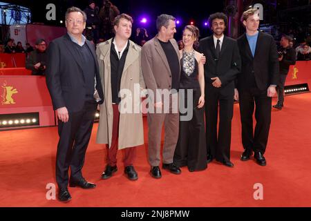 Berlin, Deutschland. 22. Februar 2023. Die Schauspieler Matthias Brandt (l-r), Thomas Schubert, Christian Petzold, Regisseur und Drehbuchautor, und die Schauspieler Paula Beer, Langston Uibel und Enno Trebs kommen auf dem roten Teppich zur Premiere des Films „Roter Himmel“ („Afire“) an, der im Wettbewerb der Berlinale steht. Das Internationale Filmfestival 73. findet vom 16. Bis 26. Februar 2023 in Berlin statt. Kredit: Jörg Carstensen/dpa/Alamy Live News Stockfoto