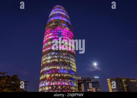 Torre Glòries (ehemals Agbar), beleuchtet bei Nacht während des Festivals Llum BCN 2023 und des Vollmondes (Barcelona, Katalonien, Spanien) Stockfoto