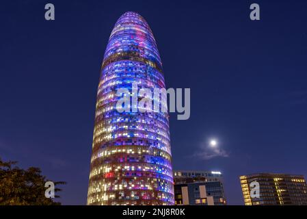 Torre Glòries (ehemals Agbar), beleuchtet bei Nacht während des Festivals Llum BCN 2023 und des Vollmondes (Barcelona, Katalonien, Spanien) Stockfoto