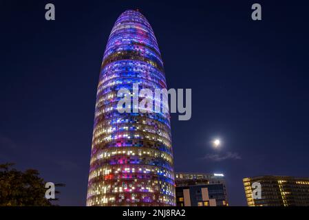 Torre Glòries (ehemals Agbar), beleuchtet bei Nacht während des Festivals Llum BCN 2023 und des Vollmondes (Barcelona, Katalonien, Spanien) Stockfoto