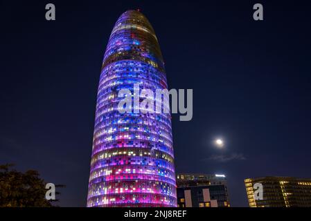 Torre Glòries (ehemals Agbar), beleuchtet bei Nacht während des Festivals Llum BCN 2023 und des Vollmondes (Barcelona, Katalonien, Spanien) Stockfoto