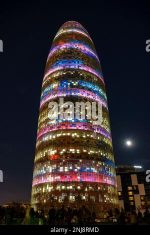 Torre Glòries (ehemals Agbar), beleuchtet bei Nacht während des Festivals Llum BCN 2023 und des Vollmondes (Barcelona, Katalonien, Spanien) Stockfoto