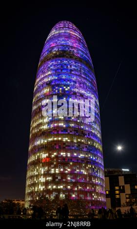 Torre Glòries (ehemals Agbar), beleuchtet bei Nacht während des Festivals Llum BCN 2023 und des Vollmondes (Barcelona, Katalonien, Spanien) Stockfoto