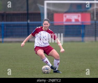 Long Eaton, Derbyshire, Großbritannien, 12. Februar 2023:Northampton Town Frauenverteidiger TJ Warren spielt in der FA Woman's National League Div 1 Stockfoto