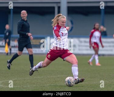 Long Eaton, Derbyshire, Großbritannien, 12. Februar 2023:Northampton Town Frauenverteidigerin Bianca Luttman spielt in der FA Woman's National League D. Stockfoto