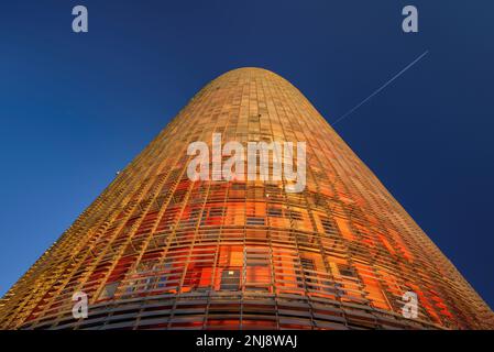 Torre Glòries (ehemals Agbar) bei Sonnenuntergang, vom Plaza de les Glòries (Barcelona, Katalonien, Spanien) aus gesehen ESP: Torre Glòries (antes Agbar) BCN Stockfoto