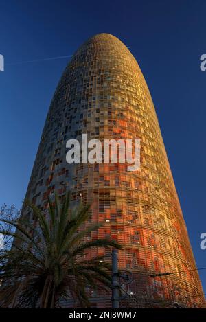 Torre Glòries (ehemals Agbar) bei Sonnenuntergang, vom Plaza de les Glòries (Barcelona, Katalonien, Spanien) aus gesehen ESP: Torre Glòries (antes Agbar) BCN Stockfoto