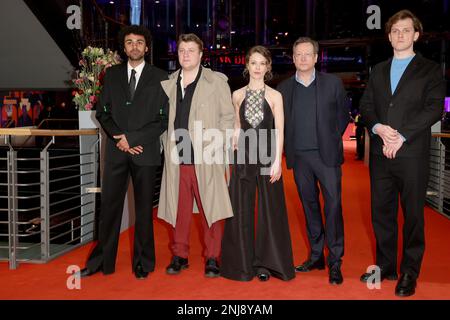 Berlin, Deutschland. 22. Februar 2023. Die Schauspieler Matthias Brandt (2. von rechts), Thomas Schubert (2. von links), Paula Beer, Langston Uibel (l) und Enno Trebs (r) kommen auf den roten Teppich für die Premiere des Films „Roter Himmel“ („Afire“), der im Wettbewerb der Berlinale steht. Das Internationale Filmfestival 73. findet vom 16. Bis 26. Februar 2023 in Berlin statt. Kredit: Jörg Carstensen/dpa/Alamy Live News Stockfoto