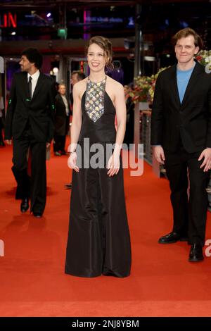 Berlin, Deutschland. 22. Februar 2023. Die Schauspieler Paula Beer, Langston Uibel (l) und Enno Trebs (r) kommen auf dem roten Teppich zur Premiere des Films „Red Sky“ („Afire“) an, der im Wettbewerb der Berlinale steht. Das Internationale Filmfestival 73. findet vom 16. Bis 26. Februar 2023 in Berlin statt. Kredit: Jörg Carstensen/dpa/Alamy Live News Stockfoto