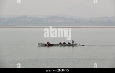 Ein traditionelles Ruderboot-Training auf einer kantabrischen trainera in der Bucht von Santander Cantabria Spanien Stockfoto