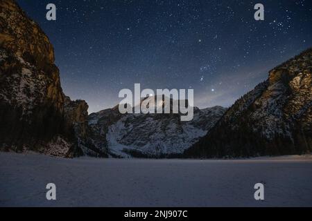 Lake Braies (Lago di Braies), Nachtlandschaft, Sternenhimmel und Mondaufgang. Blick auf den Berg Seekofel (Croda del Becco). Winter, Südtirol, Italien. Stockfoto