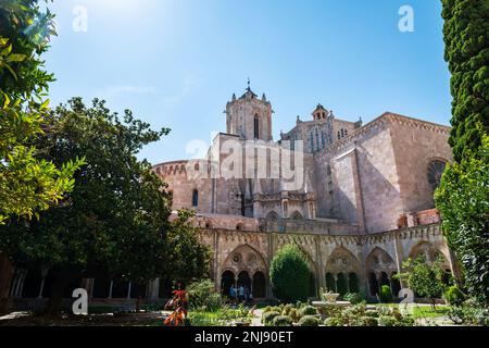 TARRAGONA, SPANIEN - 6. AUGUST 2022: Kloster der Kathedrale von Tarragona, eine römisch-katholische Kirche, die Anfang des 12. Jahrhunderts in romanischem Architekten erbaut wurde Stockfoto