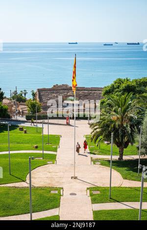 TARRAGONA, SPANIEN - 6. AUGUST 2022: Weitwinkelblick auf die Ruinen des römischen Amphitheaters in Tarragona, erbaut im 2. Jahrhundert v. Chr., mit dem Mediterr Stockfoto