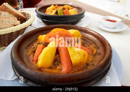 marokkanisches Ziegentagine-Essen, zubereitet in einer Tagine Lanzarote, Kanarische Inseln, Spanien Stockfoto