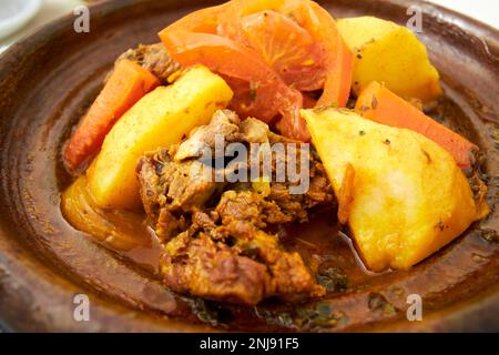 marokkanisches Ziegentagine-Essen, zubereitet in einer Tagine Lanzarote, Kanarische Inseln, Spanien Stockfoto