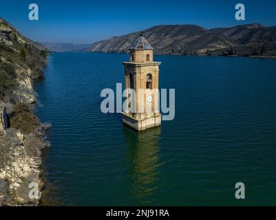 Der Glockenturm der Kirche San Juan Evangelista in der Altstadt von Fayón aus der Vogelperspektive. Seit 1967 ist es vom Ribarroja-Reservoir überflutet Stockfoto