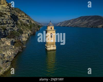 Der Glockenturm der Kirche San Juan Evangelista in der Altstadt von Fayón aus der Vogelperspektive. Seit 1967 ist es vom Ribarroja-Reservoir überflutet Stockfoto