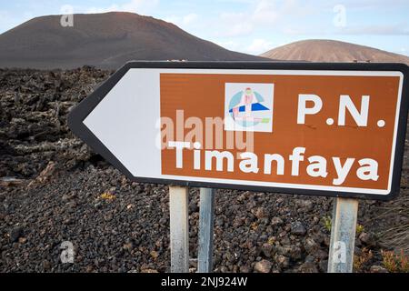 schild für Fahrstrecke durch den nationalpark timanfaya parque nacional timanfaya Lanzarote, Kanarische Inseln, Spanien Stockfoto