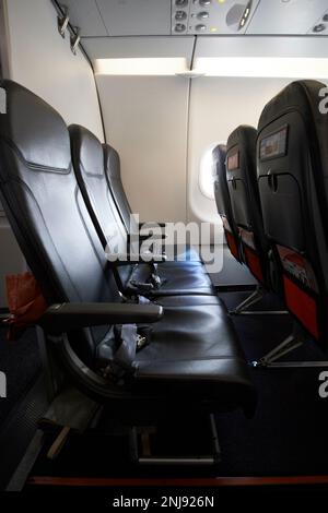 Schlechteste Sitzreihe in einem airbus A320, letzte Reihe ohne Fenster, kleinere Sitzbreite Lanzarote, Kanarische Inseln, Spanien Stockfoto